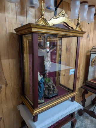 Antigua capilla madera recién restaurada