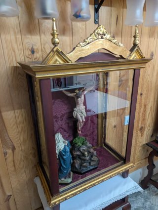 Antigua capilla madera recién restaurada