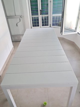 Mesa de terraza o jardín blanca
