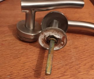 Picaporte metálico para puerta