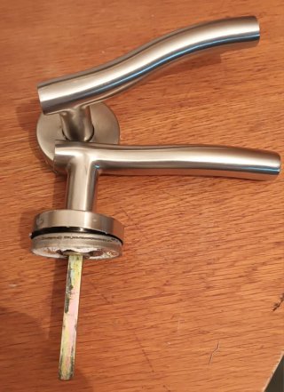 Picaporte metálico para puerta