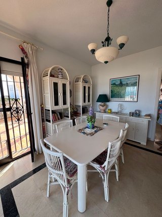 Mesa comedor y sillas de ratán