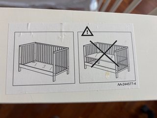 Cuna de madera blanca IKEA, convertible en cama.