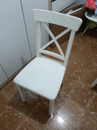 Sillas de madera blancas con cojín rosa
