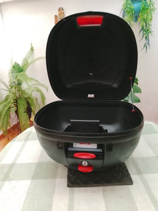 Baúl Moto, extraible,parrilla anclaje. 30 l.