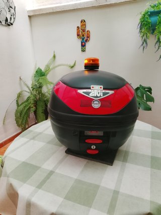 Baúl Moto, extraible,parrilla anclaje. 30 l.