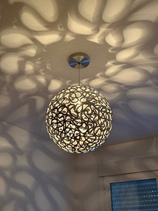 Lámpara esférica diseño moderno.