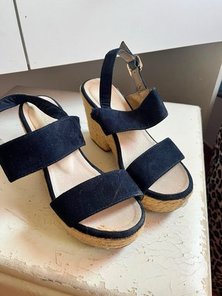 Sandalias cuña negras y beige