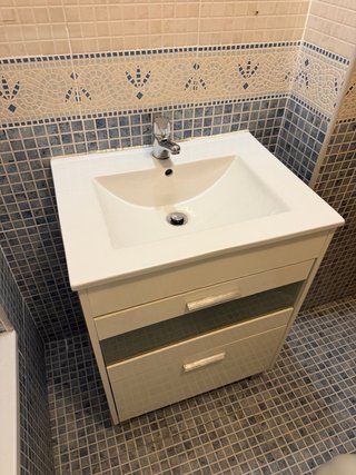 Mueble de baño blanco y azul