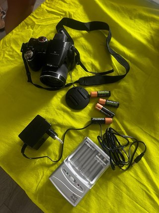 Cámara Fujifilm con cargador y pilas