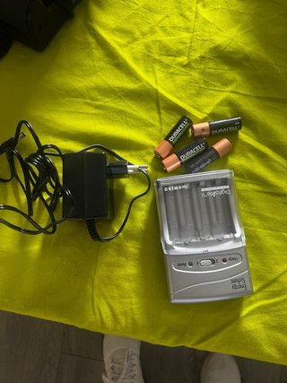 Cámara Fujifilm con cargador y pilas