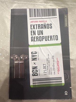 Extraños en un aeropuerto – Arturo Padilla | 4.ª e