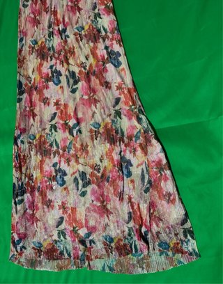 Vestido de tul con pedrería y escote en uve rosa