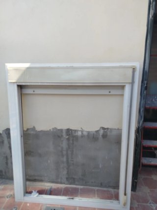 Ventana corredera con persiana y reja