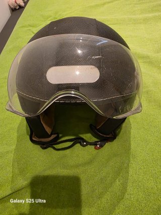 Casco de moto negro con visera