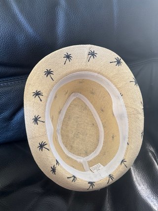 Sombrero de paja con palmeras