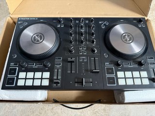 Mesa de mezclas Traktor Kontrol S2 mk3 + licencia