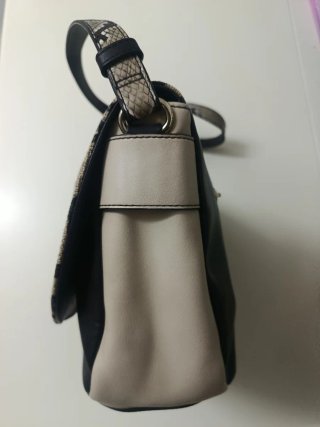Bolso bandolera Tous piel serpiente y negro