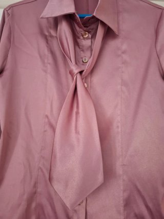 Blusa satén rosa palo con corbata a  juego