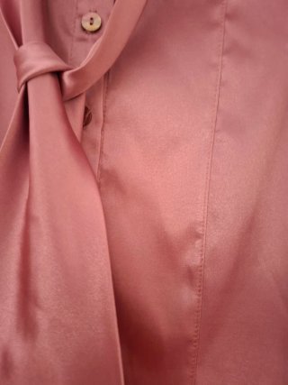 Blusa satén rosa palo con corbata a  juego