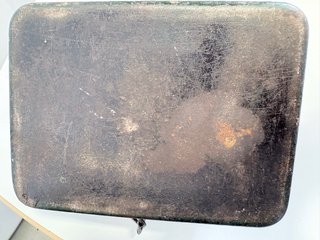 Caja fuerte antigua con asa y cerradura