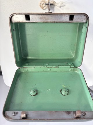 Caja fuerte antigua con asa y cerradura