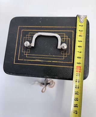 Caja fuerte antigua con asa y cerradura