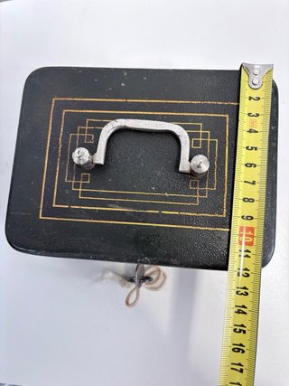 Caja fuerte antigua con asa y cerradura