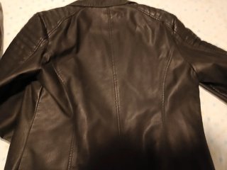 Cazadora efecto piel negra