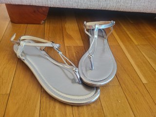 Sandalias plateadas planas nuevas