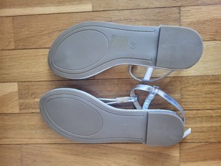 Sandalias plateadas planas nuevas