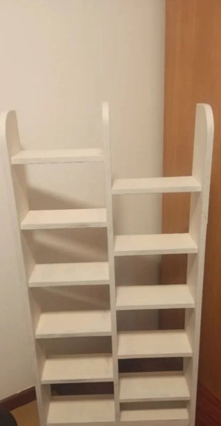 Estantería de madera blanca