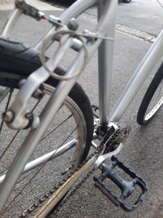 Bicicleta de paseo plateada