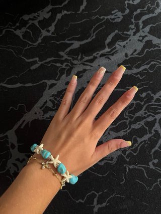 Pulsera turquesa con estrellas de mar