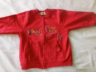 Conjunto Sudadera Roja y Camiseta verde