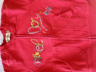 Conjunto Sudadera Roja y Camiseta verde