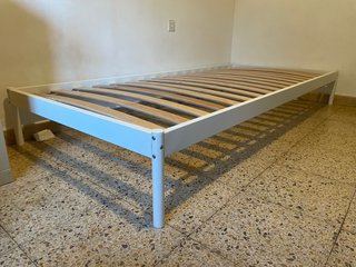 Cama individual blanca VEVELSTAD