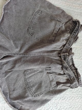 Pantalones cortos grises con cinturón, solo un uso