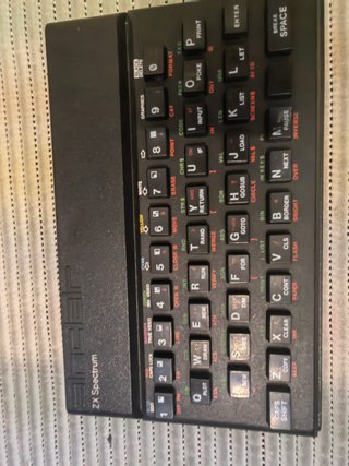 ZX Spectrum 48K Preto com Revistas