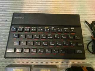 ZX Spectrum 48K Preto com Revistas