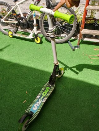 Patinete infantil con ruedas verdes