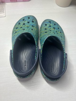 Crocs con estampado geométrico talla 13