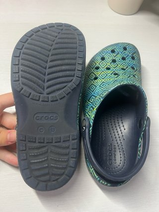 Crocs con estampado geométrico talla 13