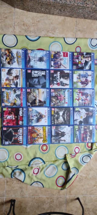 PS4 + 3 Mandos + 20 Juegos + Volante + Cascos