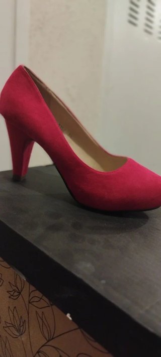 Zapatos de tacón marrones y rojos