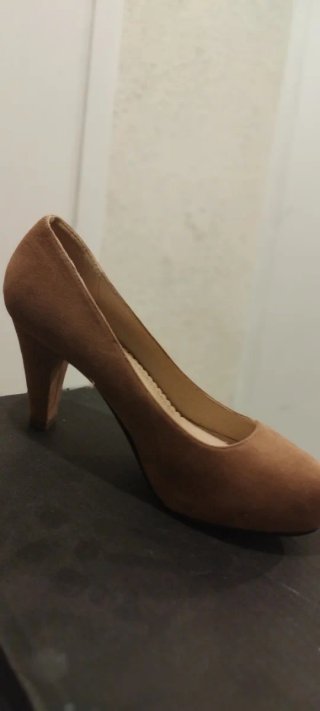 Zapatos de tacón marrones y rojos