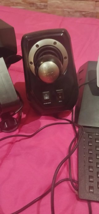 Volante para videojuegos con Pedales y Palanca