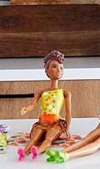Muñeca Barbie con traje de baño y accesorio
