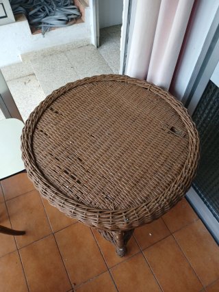 Mesa auxiliar redonda de mimbre