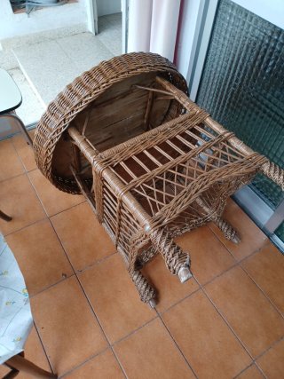 Mesa auxiliar redonda de mimbre